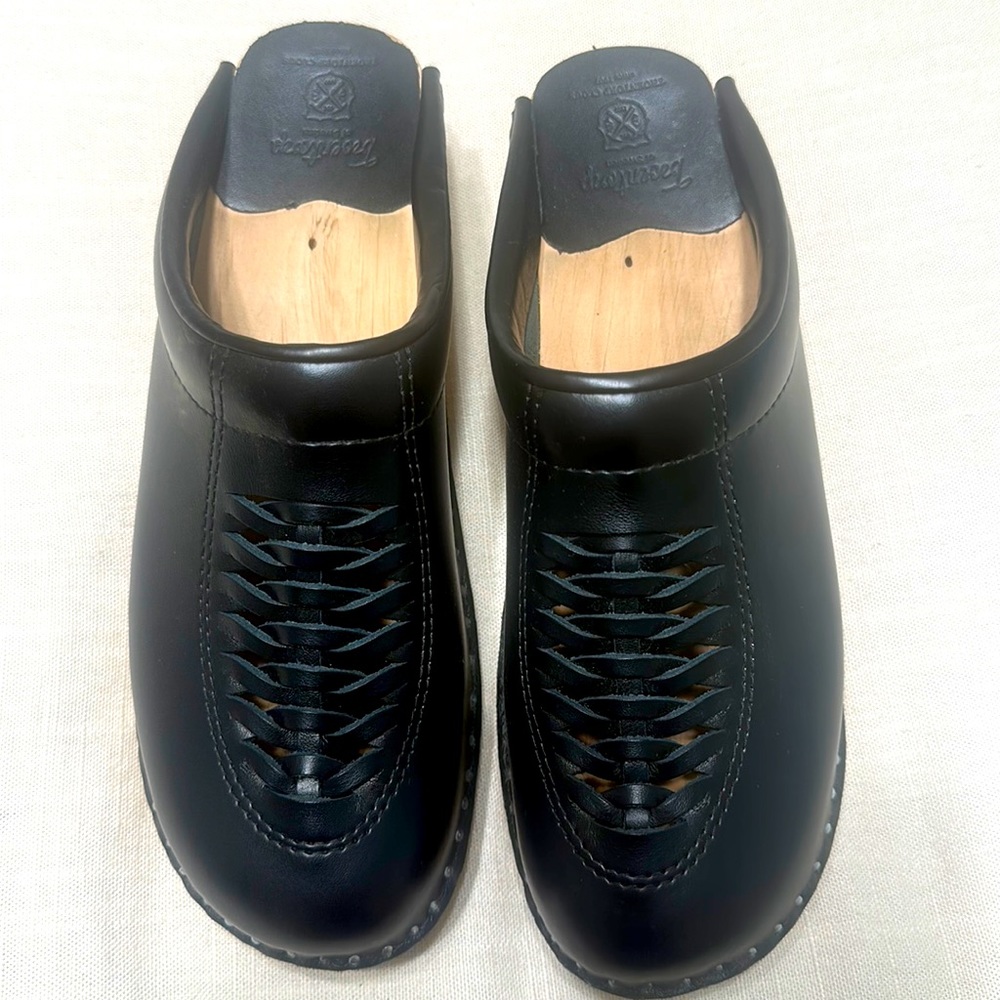 Troentorp bkack leather clogs